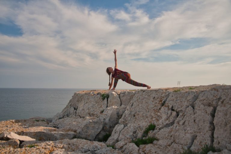 Utthita Parsvakonasana auf dem Felsen